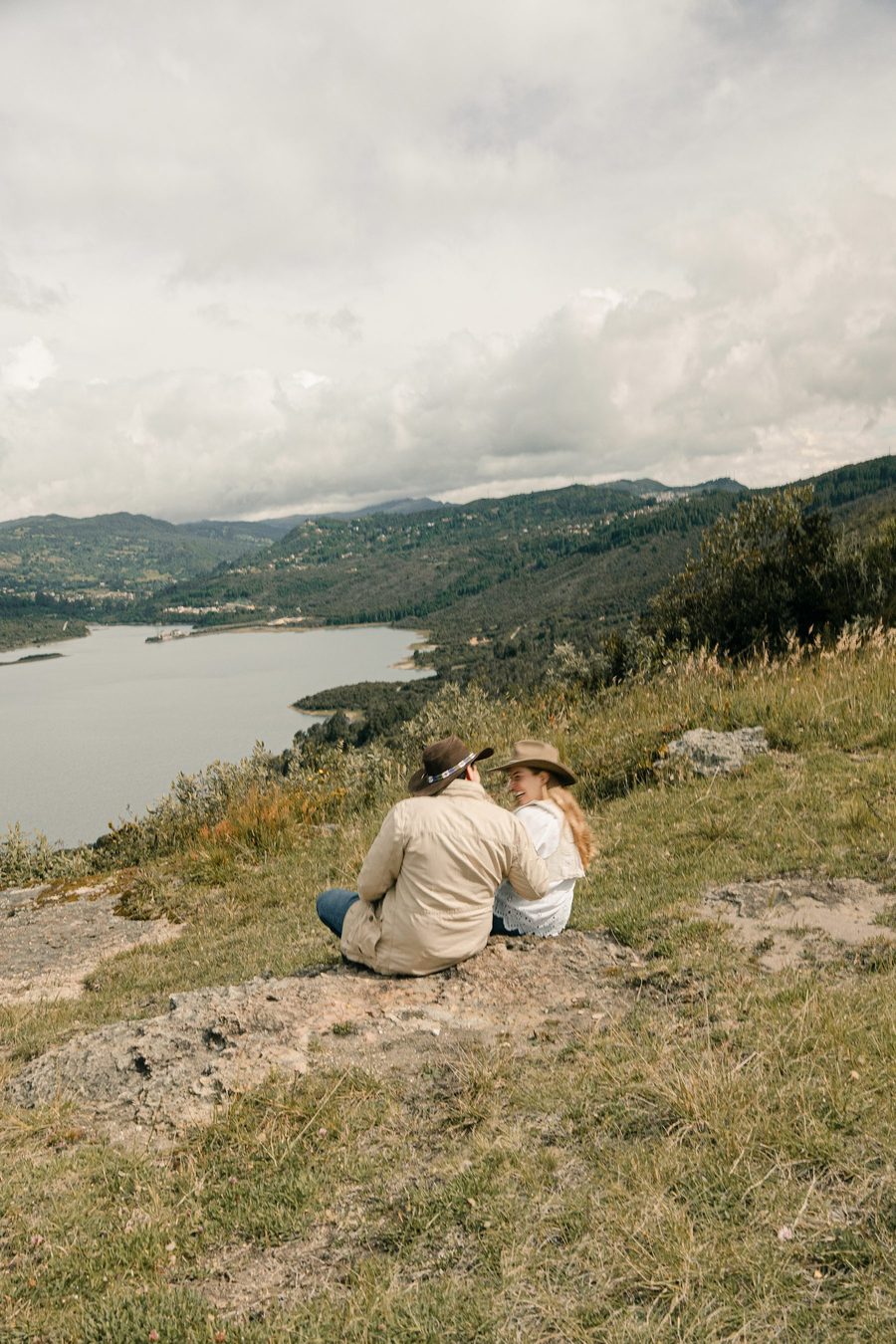 Annie y Mateo junto al embalse