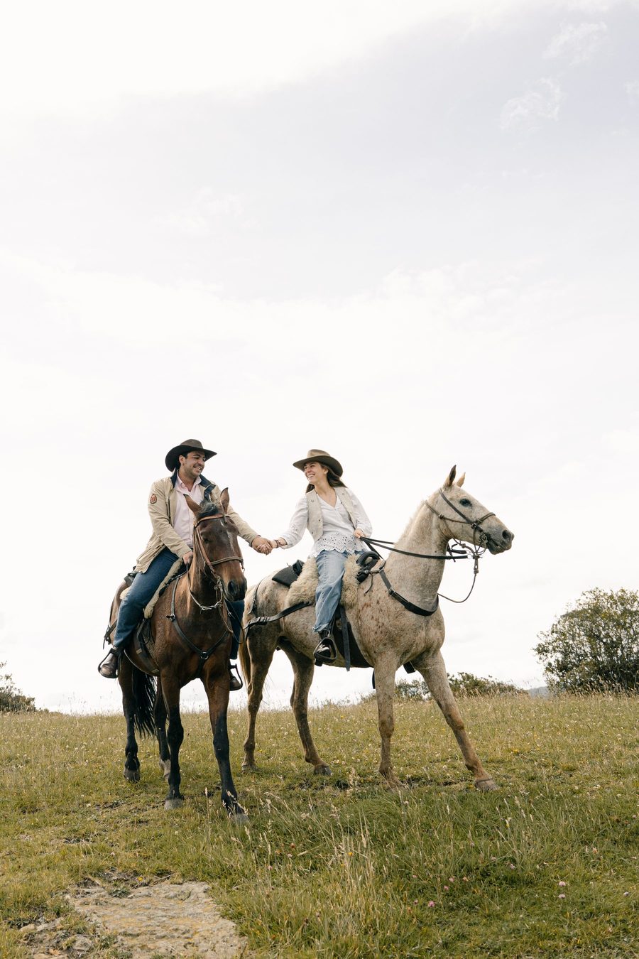 Annie y Mateo cabalgando